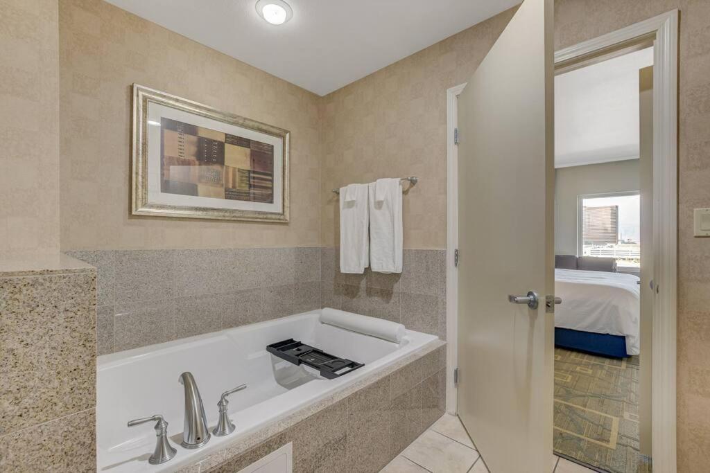 Ultimate Las Vegas Getaway One Bedroom Suite With Balcony, Kitchen, Gym, Pool & Free Parking Exterior photo