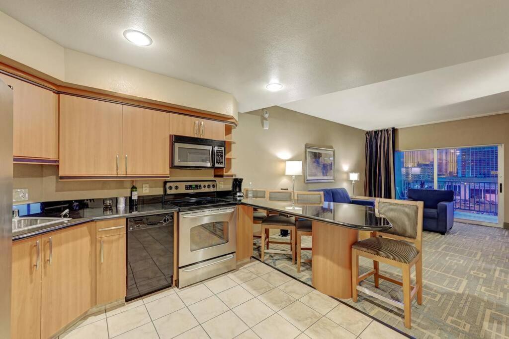 Ultimate Las Vegas Getaway One Bedroom Suite With Balcony, Kitchen, Gym, Pool & Free Parking Exterior photo