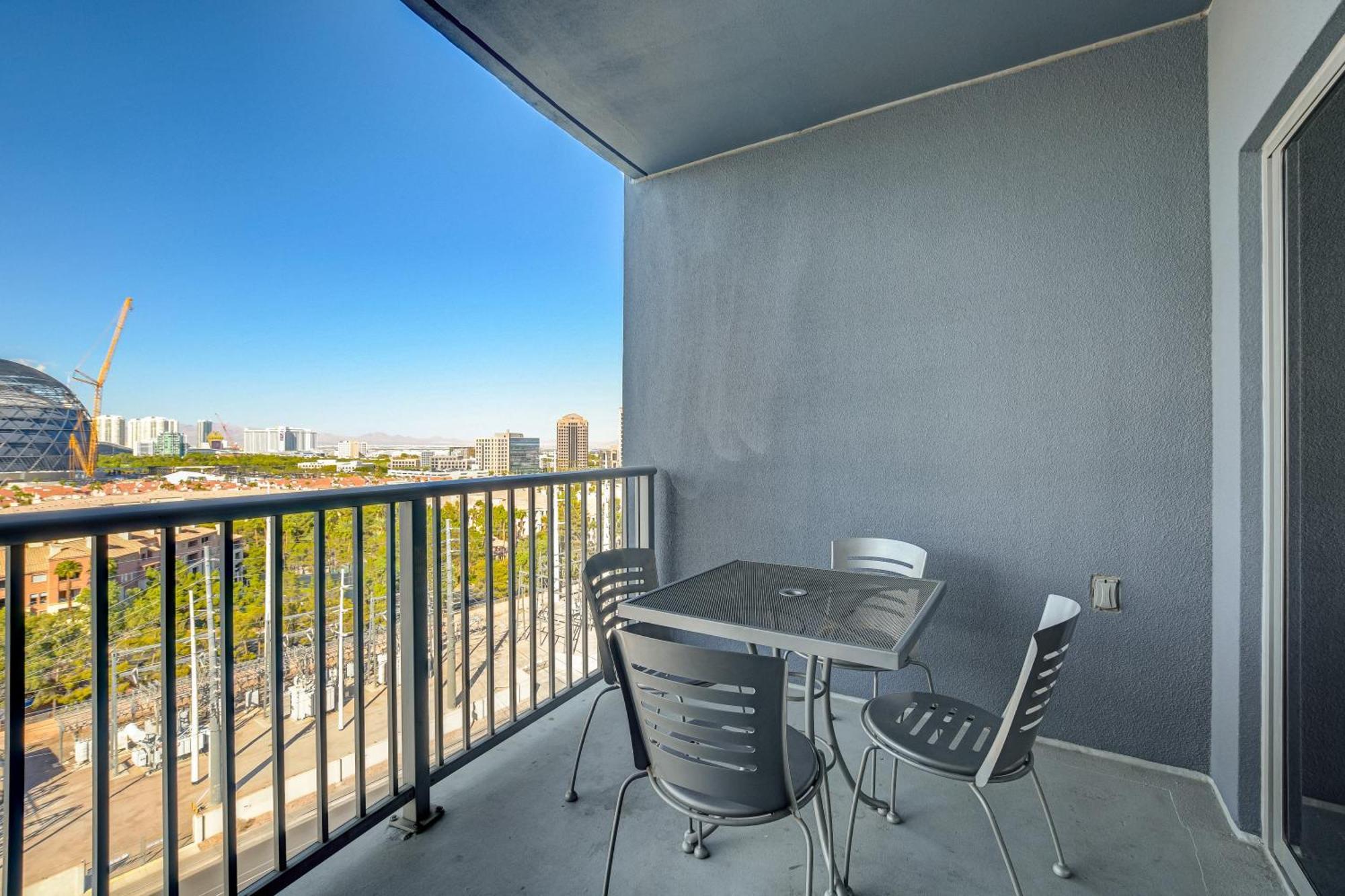 Ultimate Las Vegas Getaway One Bedroom Suite With Balcony, Kitchen, Gym, Pool & Free Parking Room photo
