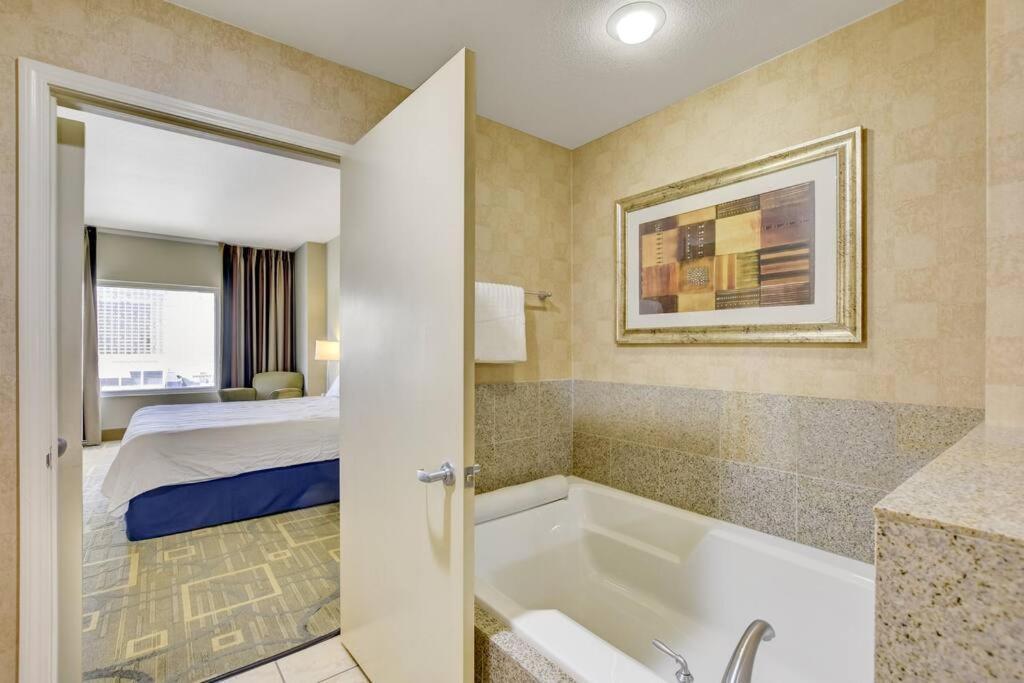 Ultimate Las Vegas Getaway One Bedroom Suite With Balcony, Kitchen, Gym, Pool & Free Parking Exterior photo